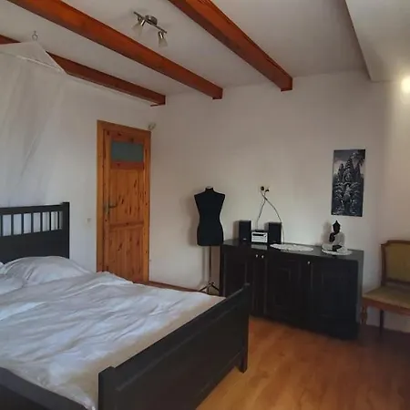 Dom Miedzy Jeziorami I Morzem